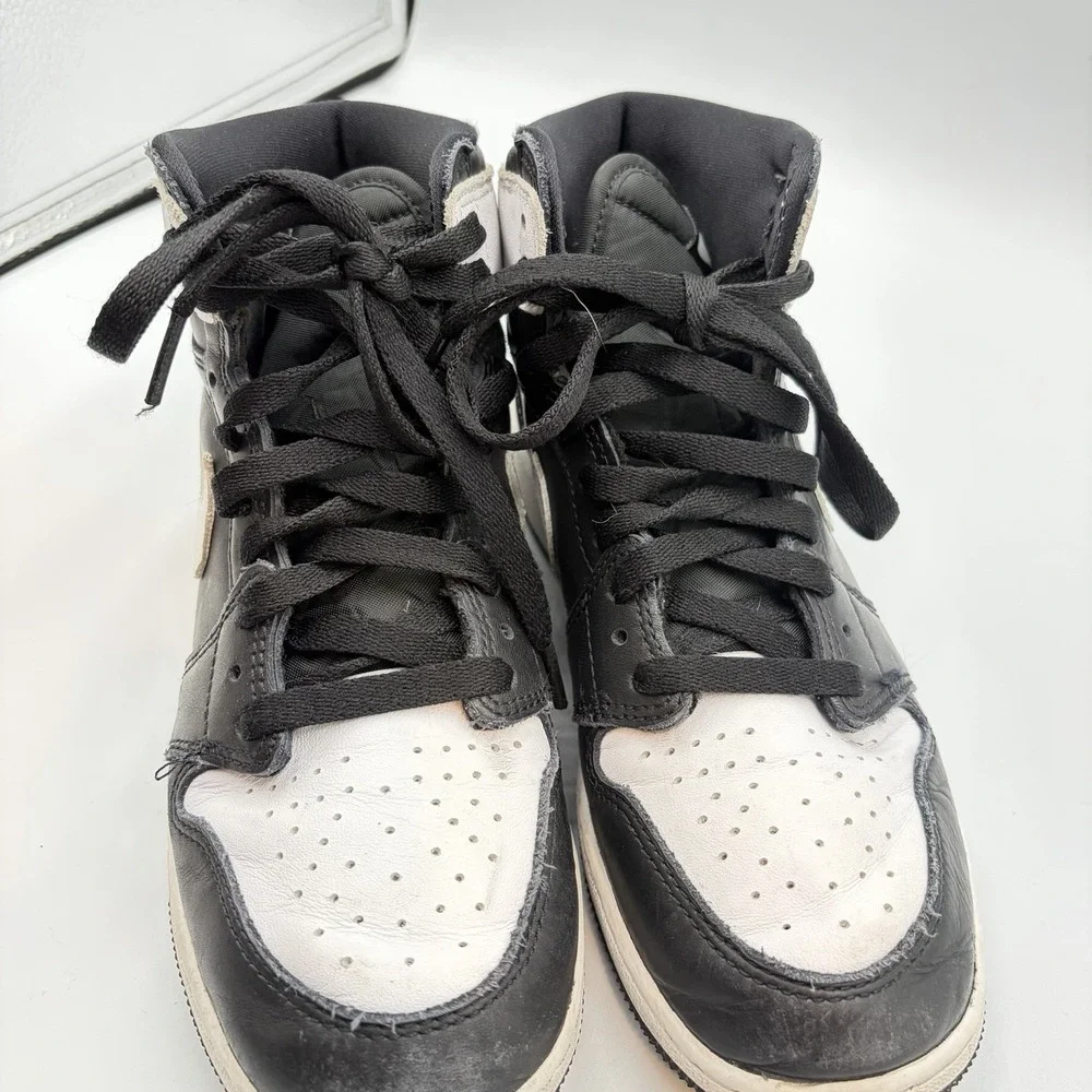 NIKE AIR JORDAN 1 RETRO HIGH OG‎ BLACK / WHITE FD1437 010-Youth Size 6Y Euc